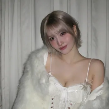 Momo-Hirai-da-Twice-atualiza-seu-Instagram-com-look-branco-com-cropped-e-minissaia-capa-001