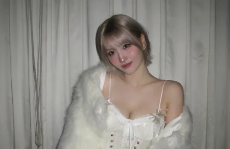 Momo-Hirai-da-Twice-atualiza-seu-Instagram-com-look-branco-com-cropped-e-minissaia-capa-001