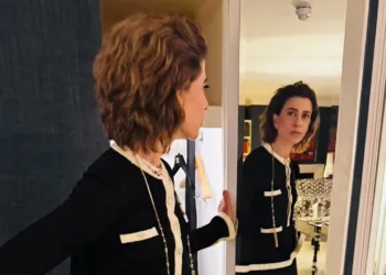 Fernanda Torres participa do Bafta 2025 e também divulga fotos dela com a Demi Moore Fernanda Torres - Look do Bafta 2025 capa