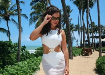 Maisa Silva com look ousado com saia transparente - Verão 2025 capa