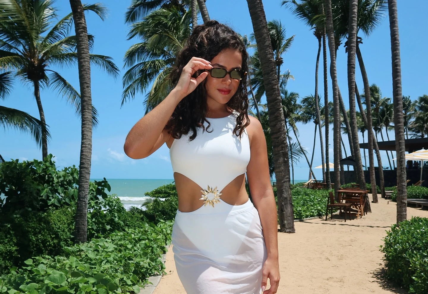 Maisa Silva encanta seguidores com look com Saia Branca com transparência