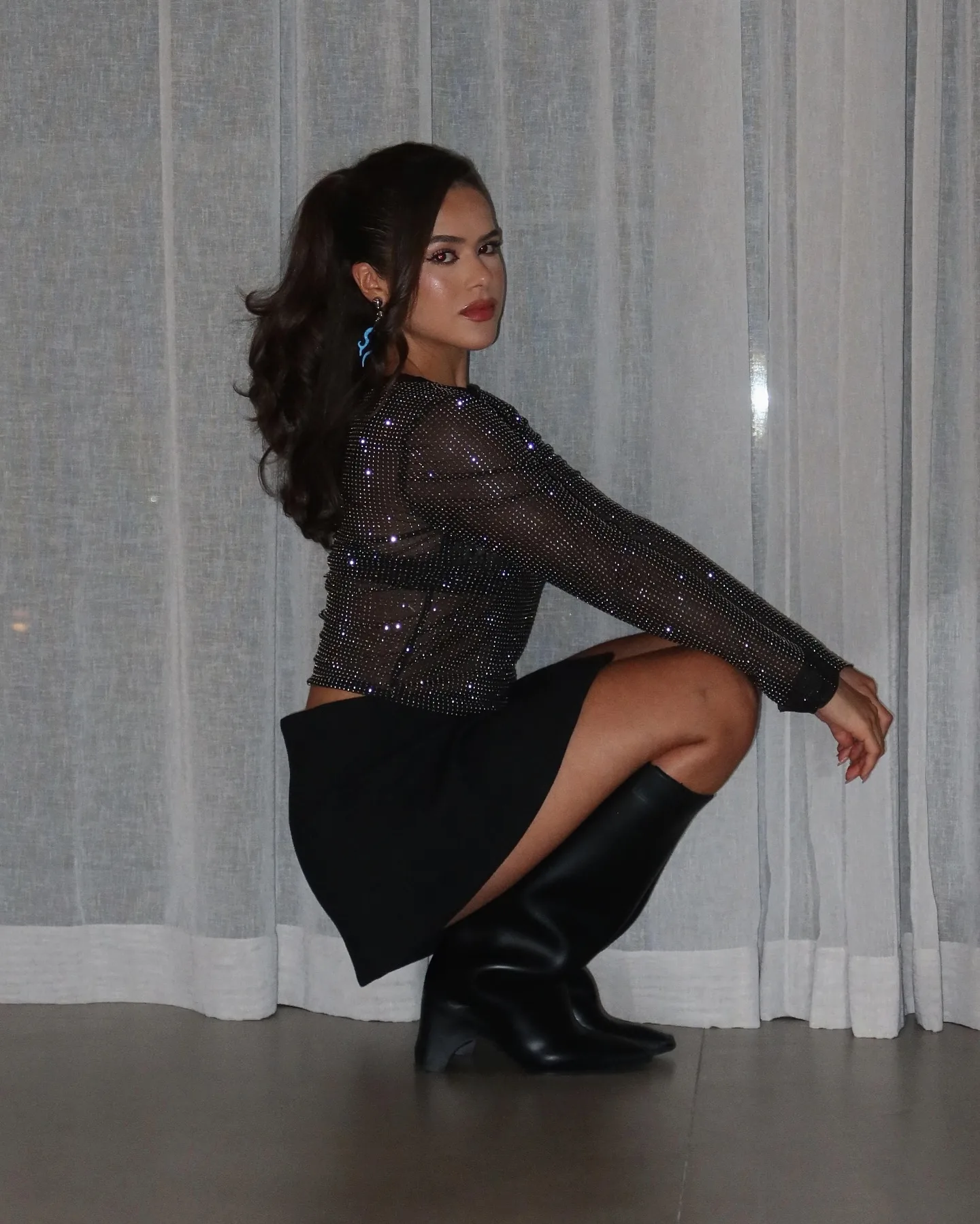Maisa Silva com look poderoso, com mini saia preta com fenda - 001