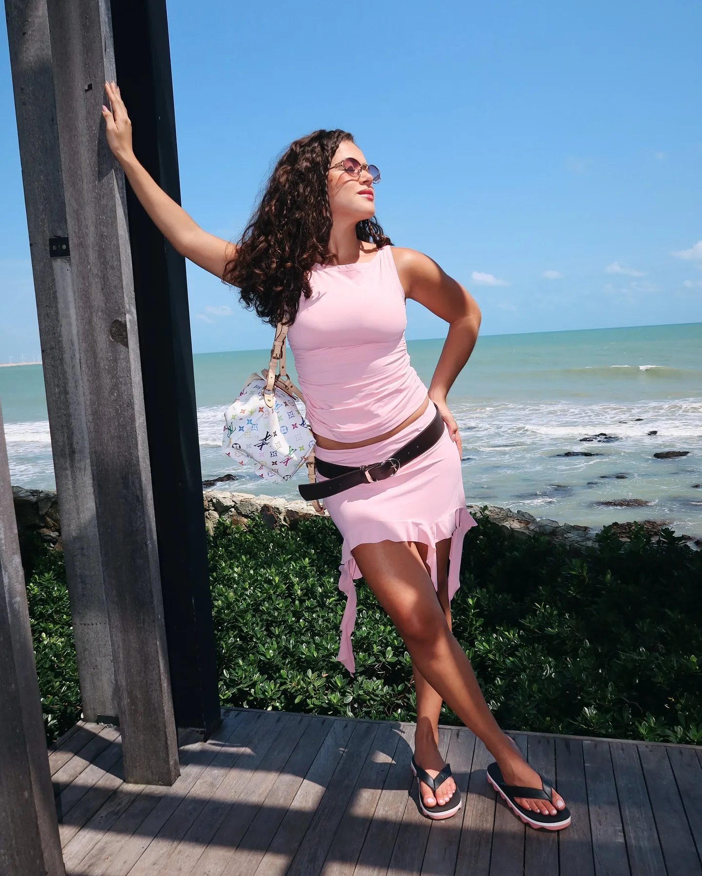 Maisa Silva com look rosa com minissaia - Fevereiro de 2025 - 002