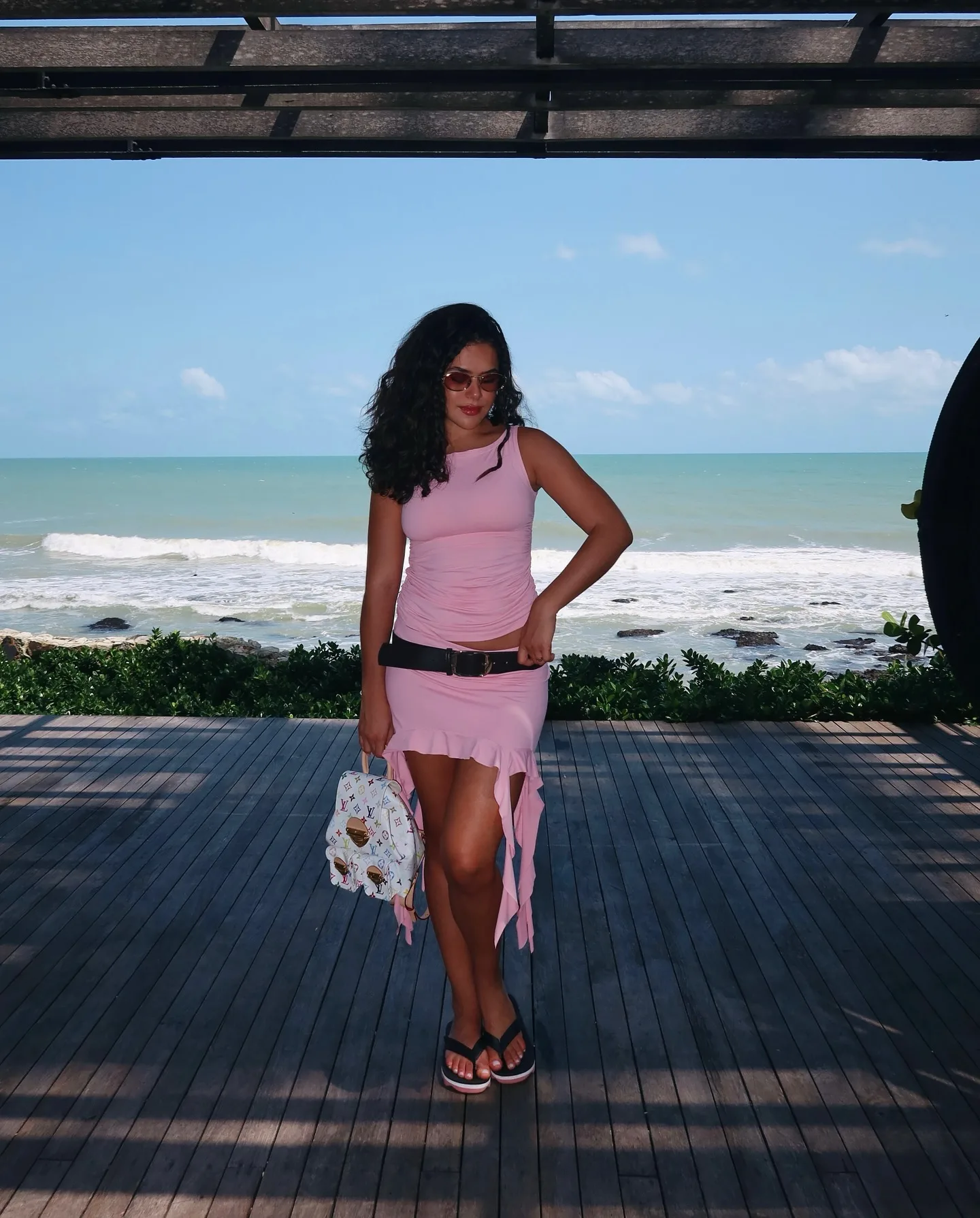 Maisa Silva com look rosa com minissaia - Fevereiro de 2025 - 004