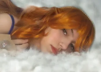 Nami, de One Piece, ganha belo cosplay da Titia Maiii, com o vestido do arco Zou! Nami Cosplay, de One Piece - Titia Maiii 2025 - Vestido do Arco Zou 001