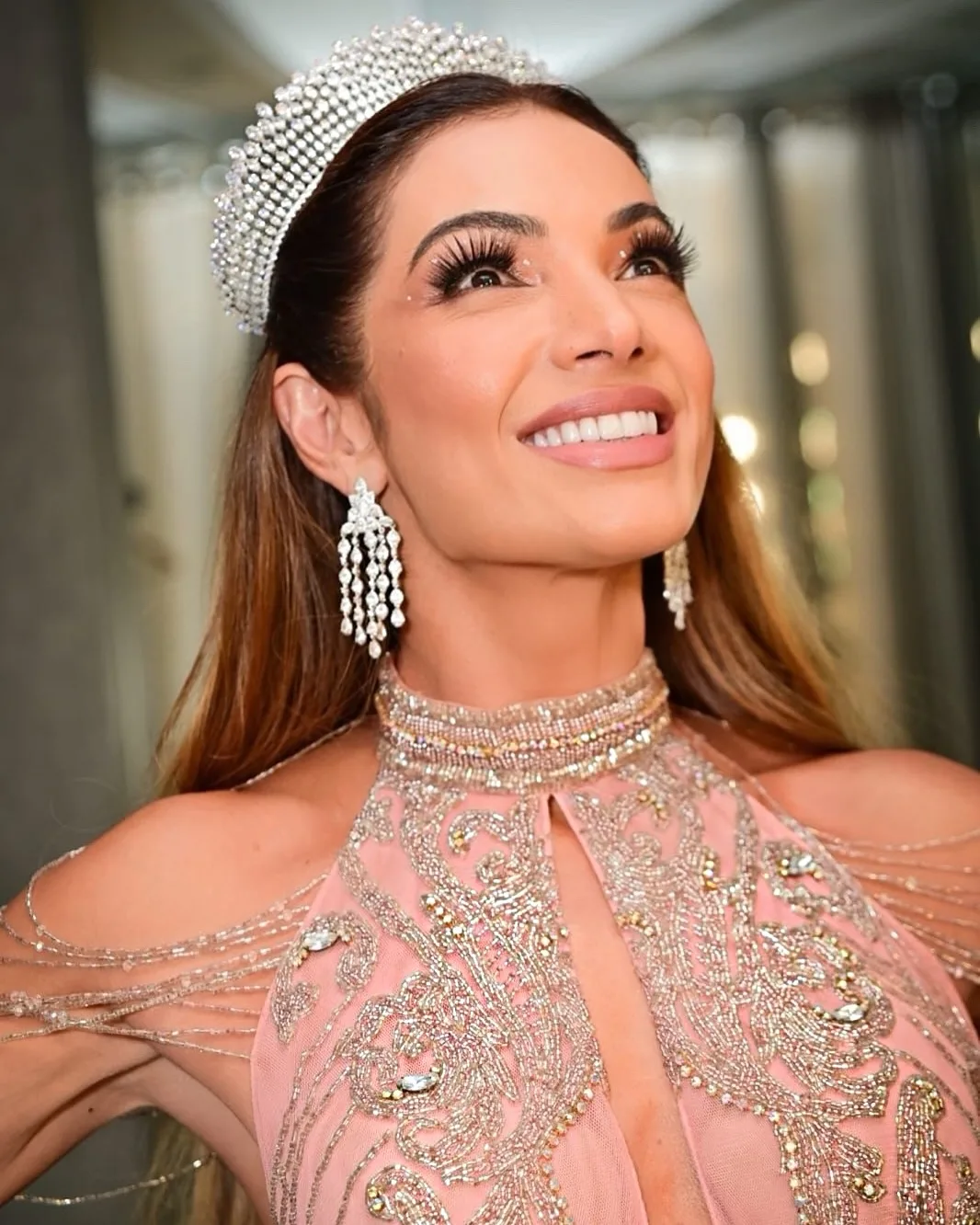 Patrícia Poeta com vestido rosa - Carnaval 2025 - 001