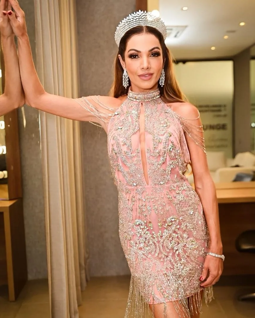 Patrícia Poeta com vestido rosa - Carnaval 2025 - 002