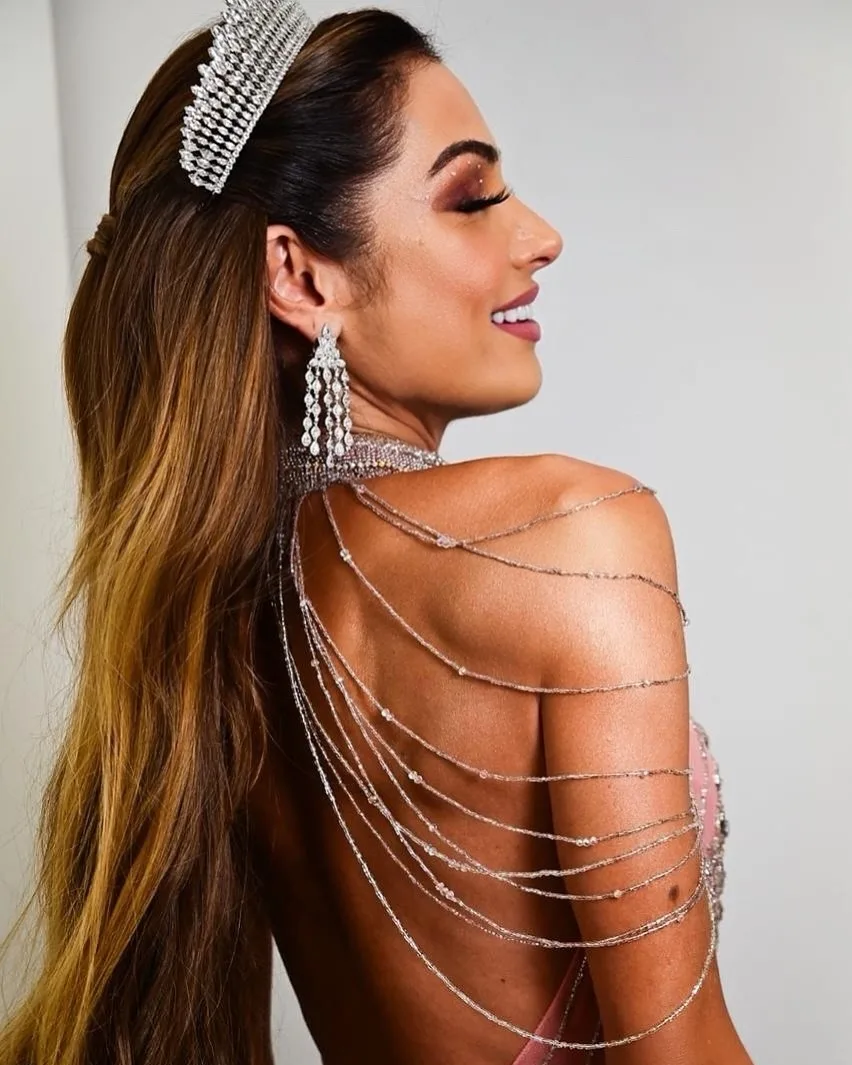 Patrícia Poeta com vestido rosa - Carnaval 2025 - 004