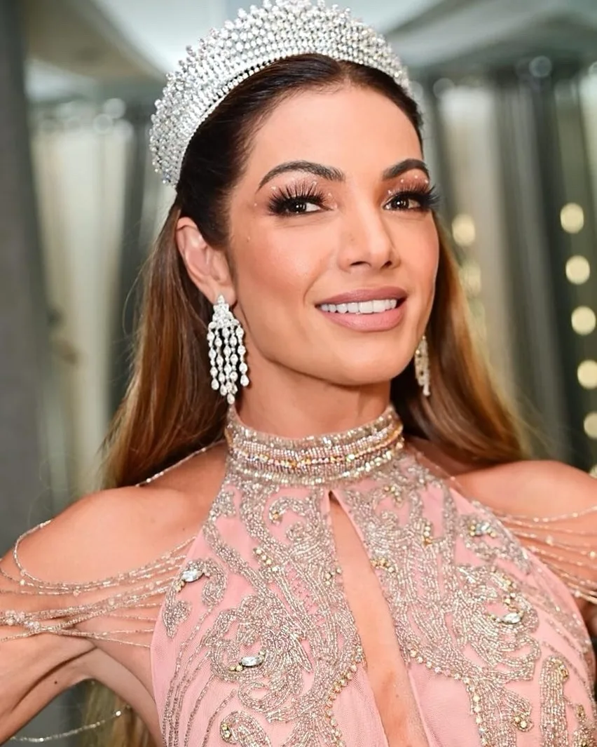 Patrícia Poeta com vestido rosa - Carnaval 2025 - 006