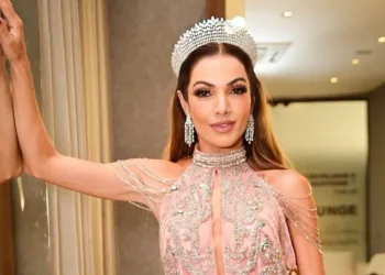 Patrícia Poeta usa lindo vestido rosa para homenagear Glinda, de Wicked! Patricia-Poeta-com-vestido-rosa-Carnaval-2025-capa 01