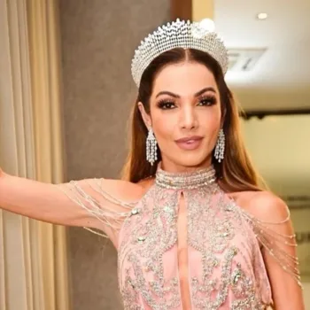 Patricia-Poeta-com-vestido-rosa-Carnaval-2025-capa 01