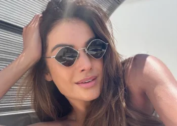 Patrícia Poeta posa de biquíni e renova bronzeado neste domingo Patrícia Poeta divando neste domingo