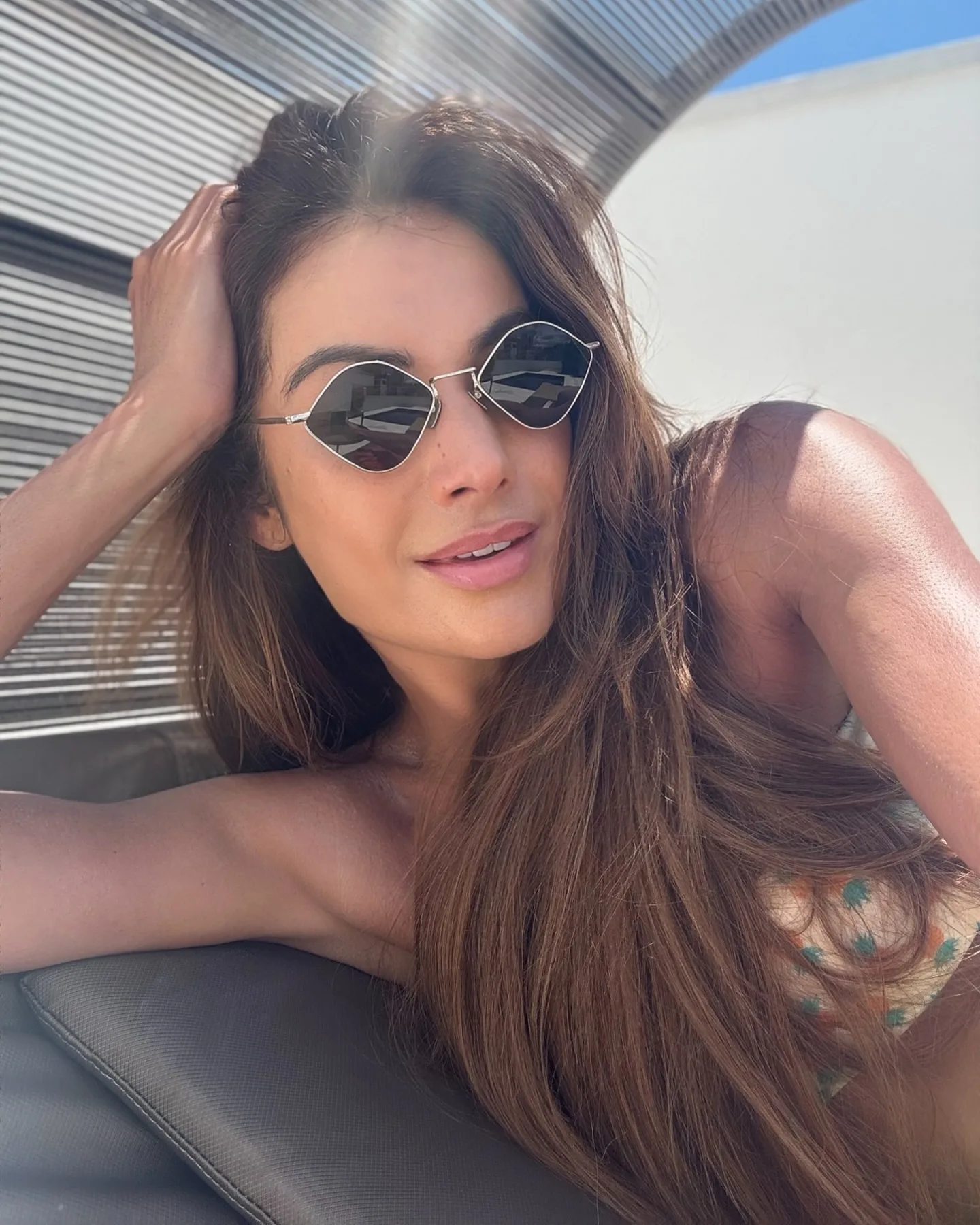 Patrícia Poeta posa de biquíni e renova bronzeado neste domingo - 01