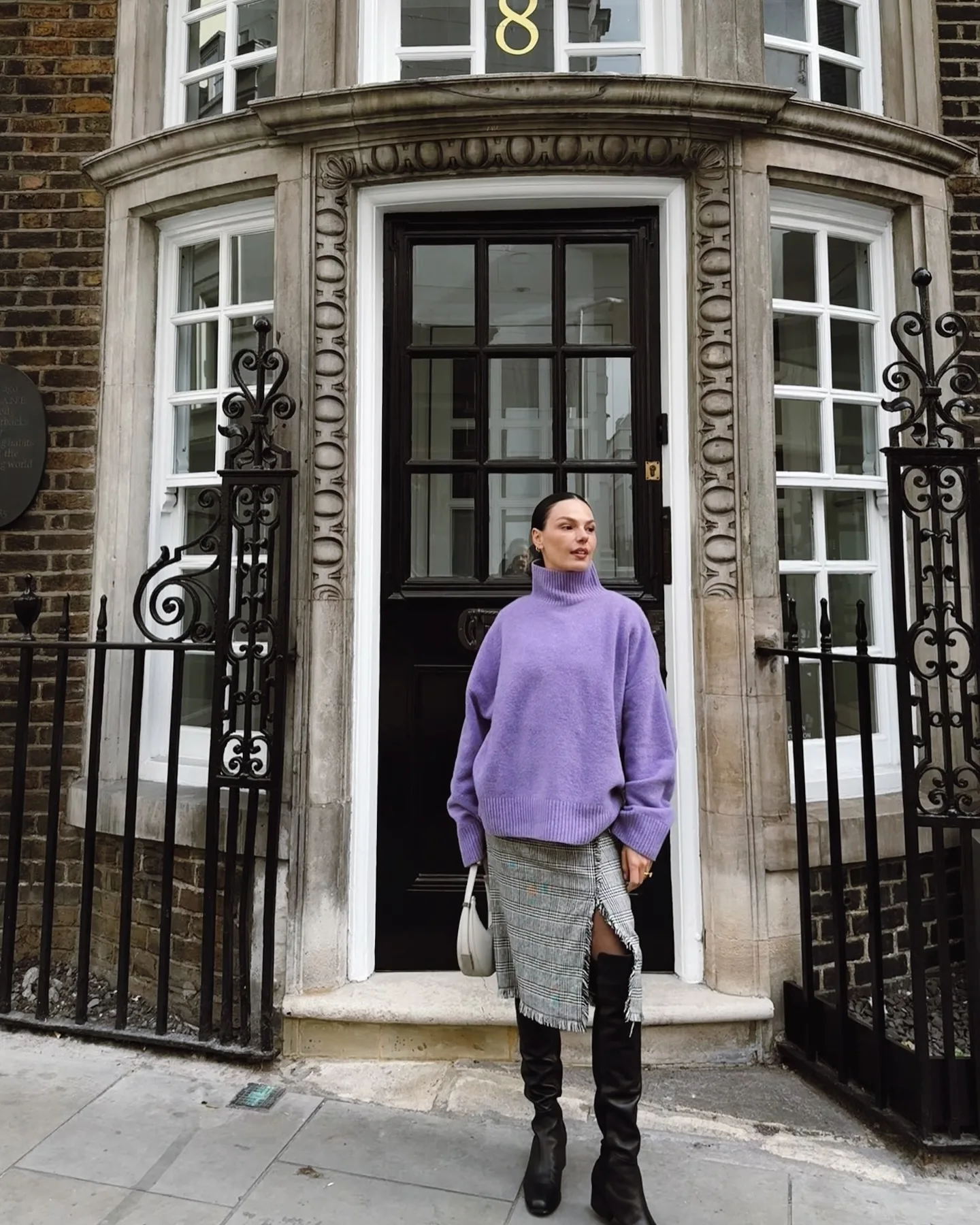 Isis Valverde divulga registros dela em Londres, com saia com fenda, e botas 01