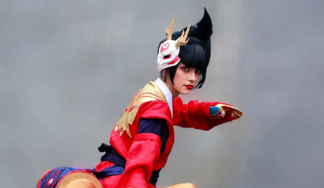 Akali Lua Sangrenta, de League of Legends, neste belo cosplay da Kya