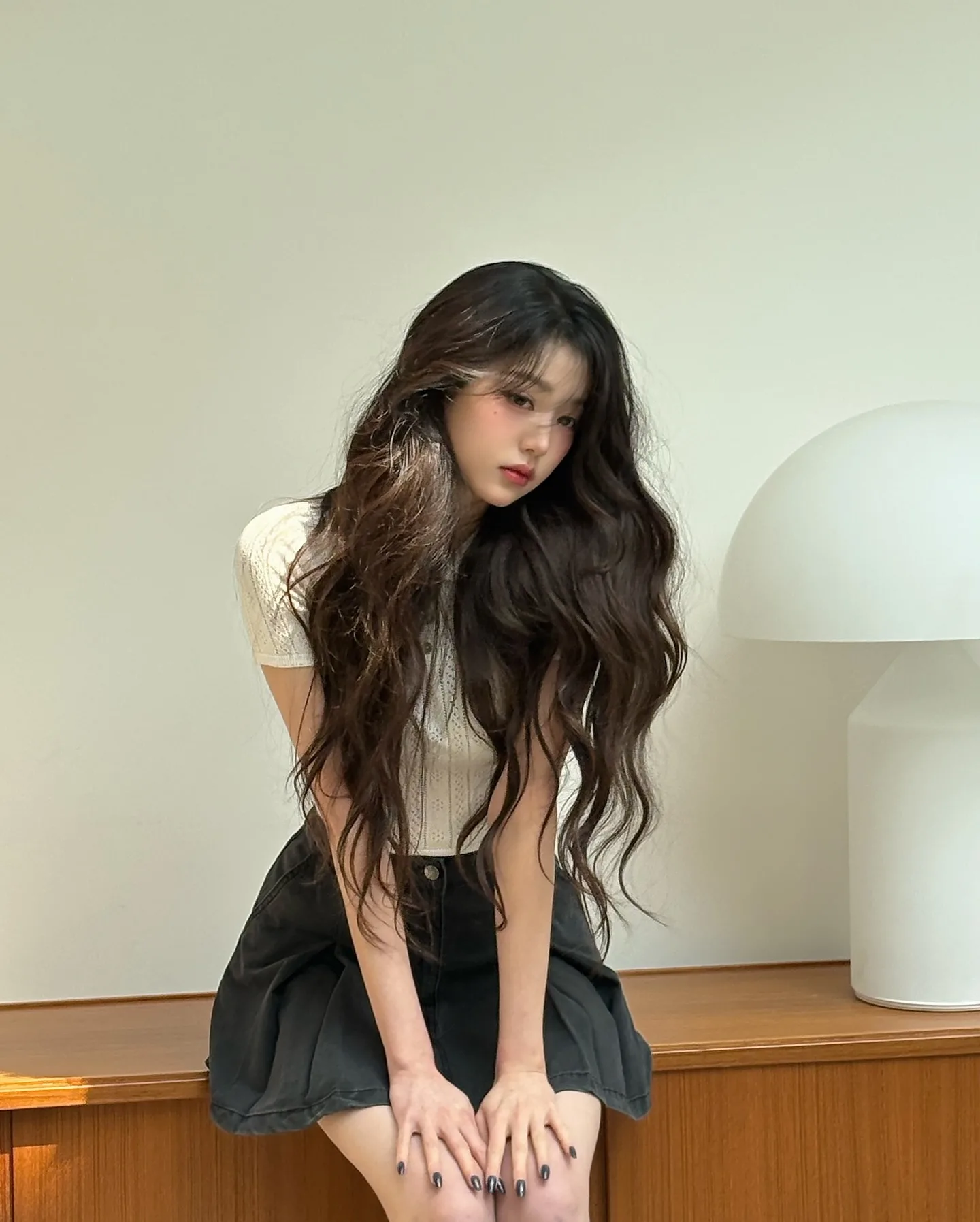 Wonyoung com saia plissada 01
