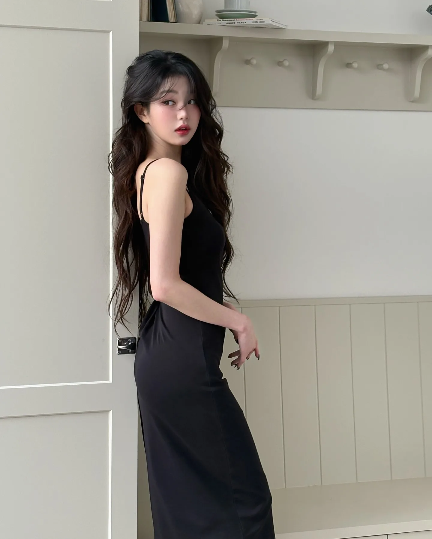 Wonyoung com vestido preto 01