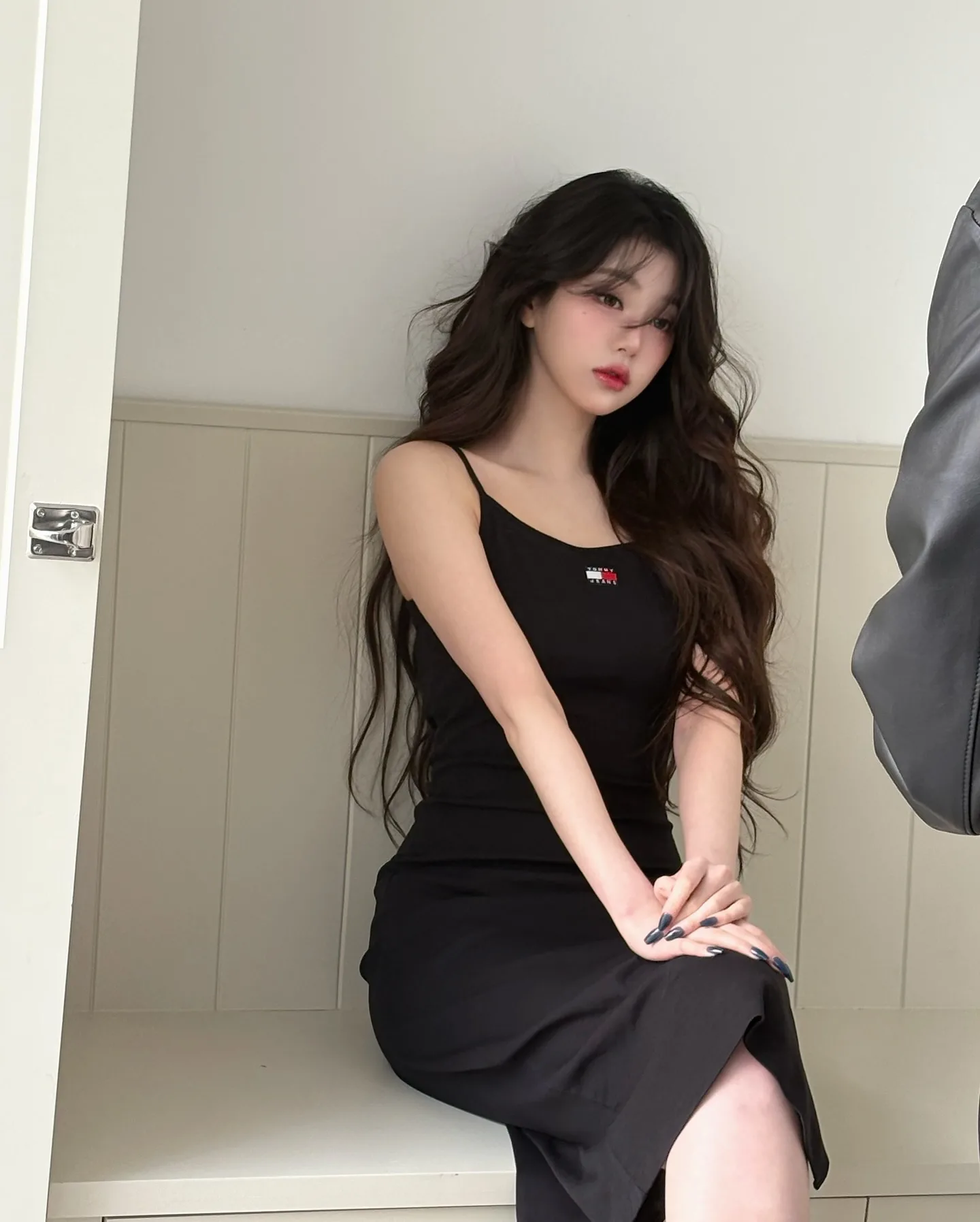 Wonyoung com vestido preto 02