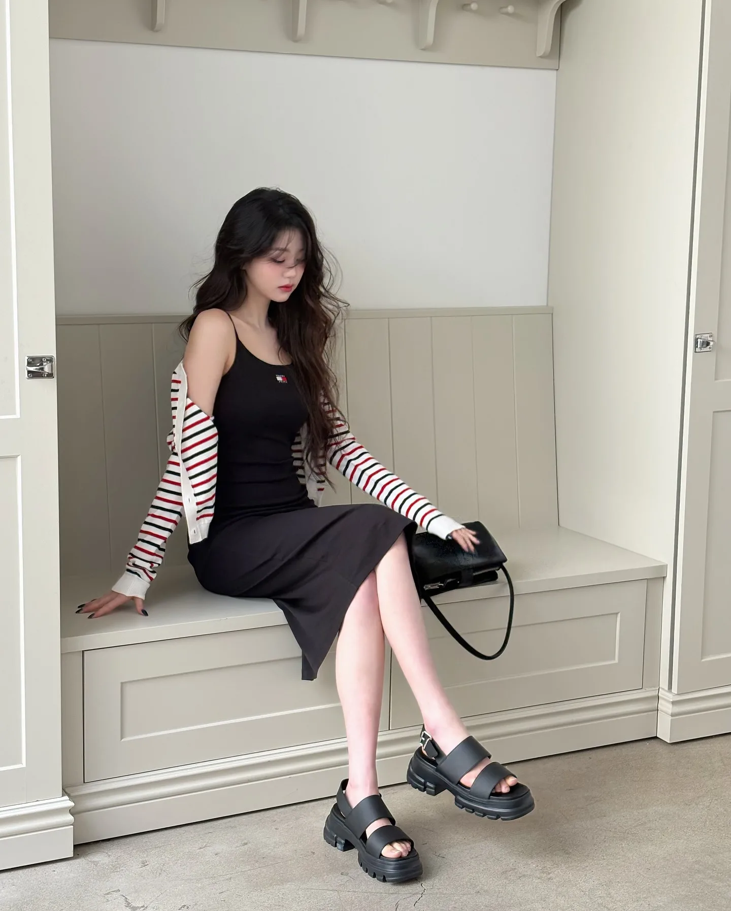 Wonyoung com vestido preto 03