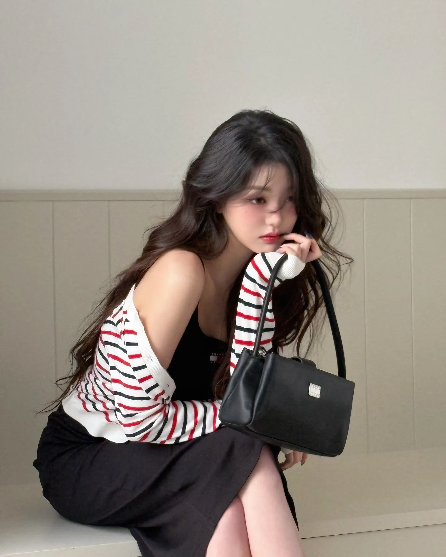 Wonyoung com vestido preto 04
