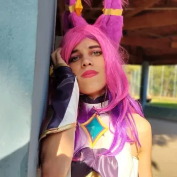 League of Legends: Veja o belo cosplay da Xayah Star Guardian, da Ladyfoxdasgalaxias Xayah Star Guardian Cosplay - League of Legends - ladyfoxdasgalaxias capa