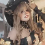 Belo cosplay da Navia, de Genshin Impact, da Isa Coelha