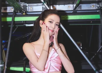 Jisoo-do-Blackpink-com-look-rosa-capa-0001