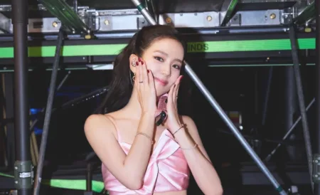 Jisoo-do-Blackpink-com-look-rosa-capa-0001