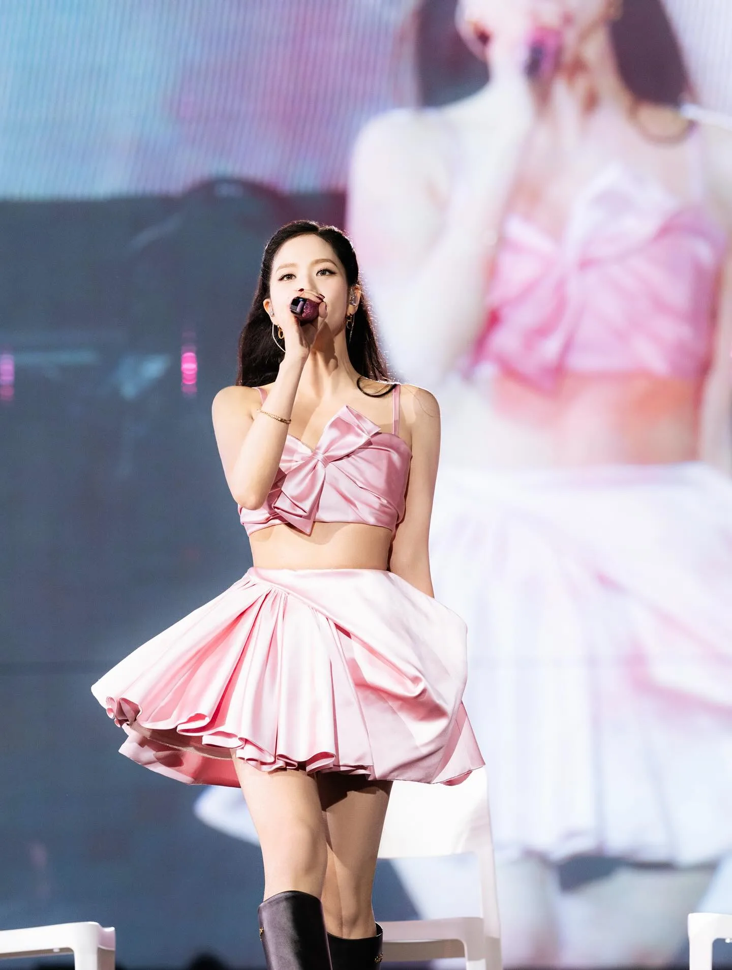Jisoo, do Blackpink, com look rosa, com saia - 001