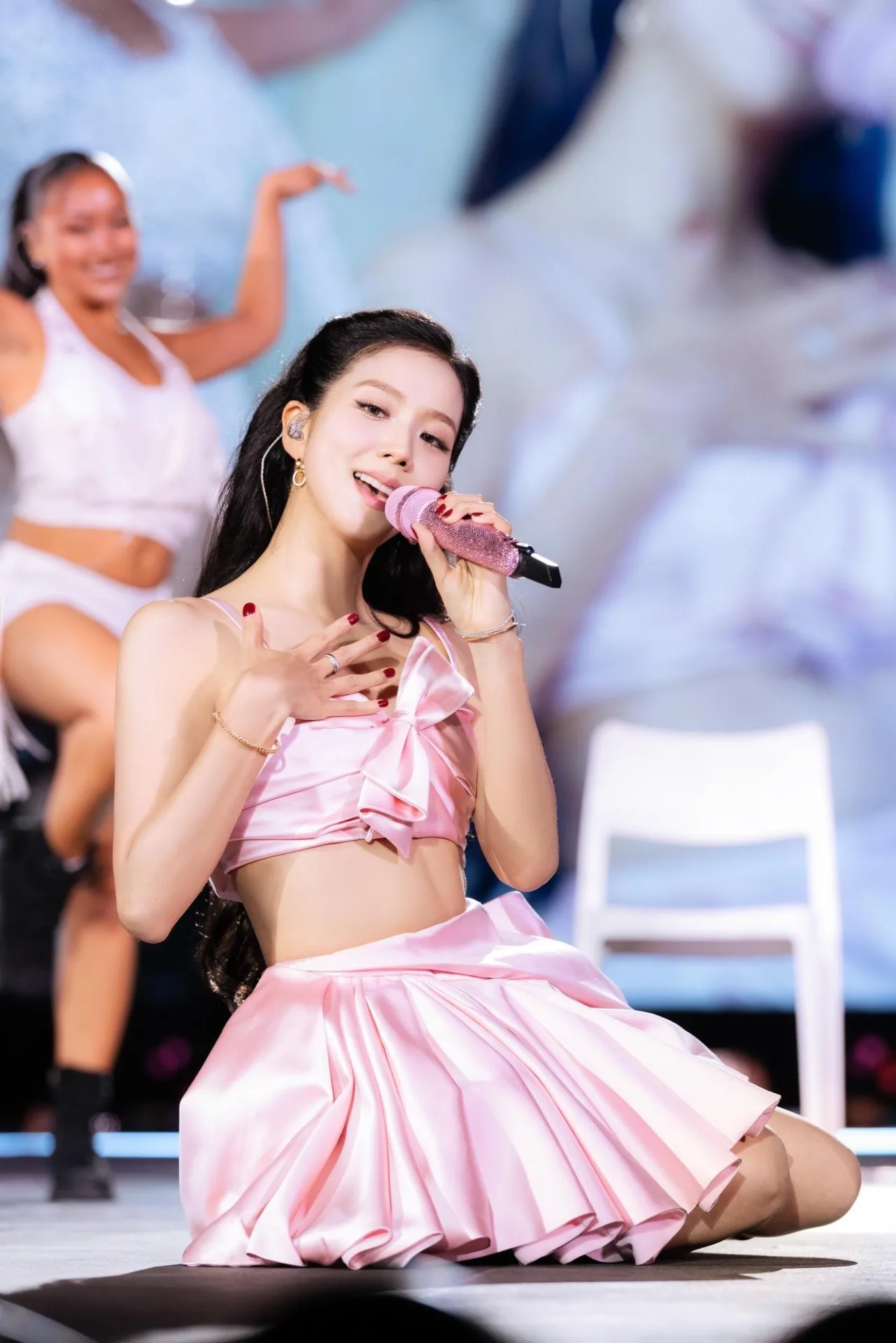 Jisoo, do Blackpink, com look rosa, com saia - 006