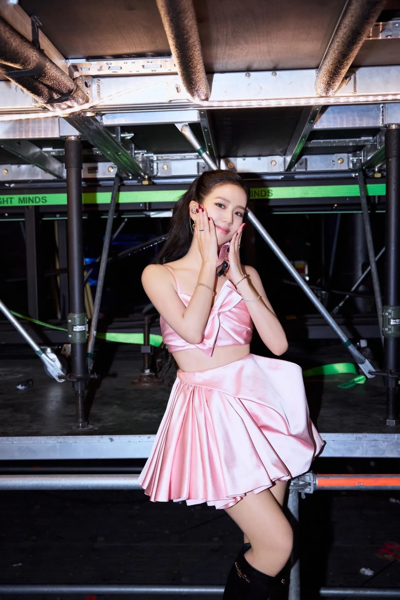 Jisoo, do Blackpink, com look rosa da Dior - 001