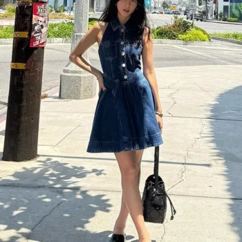 Jisoo, do Blackpink, com vestido jeans - capa