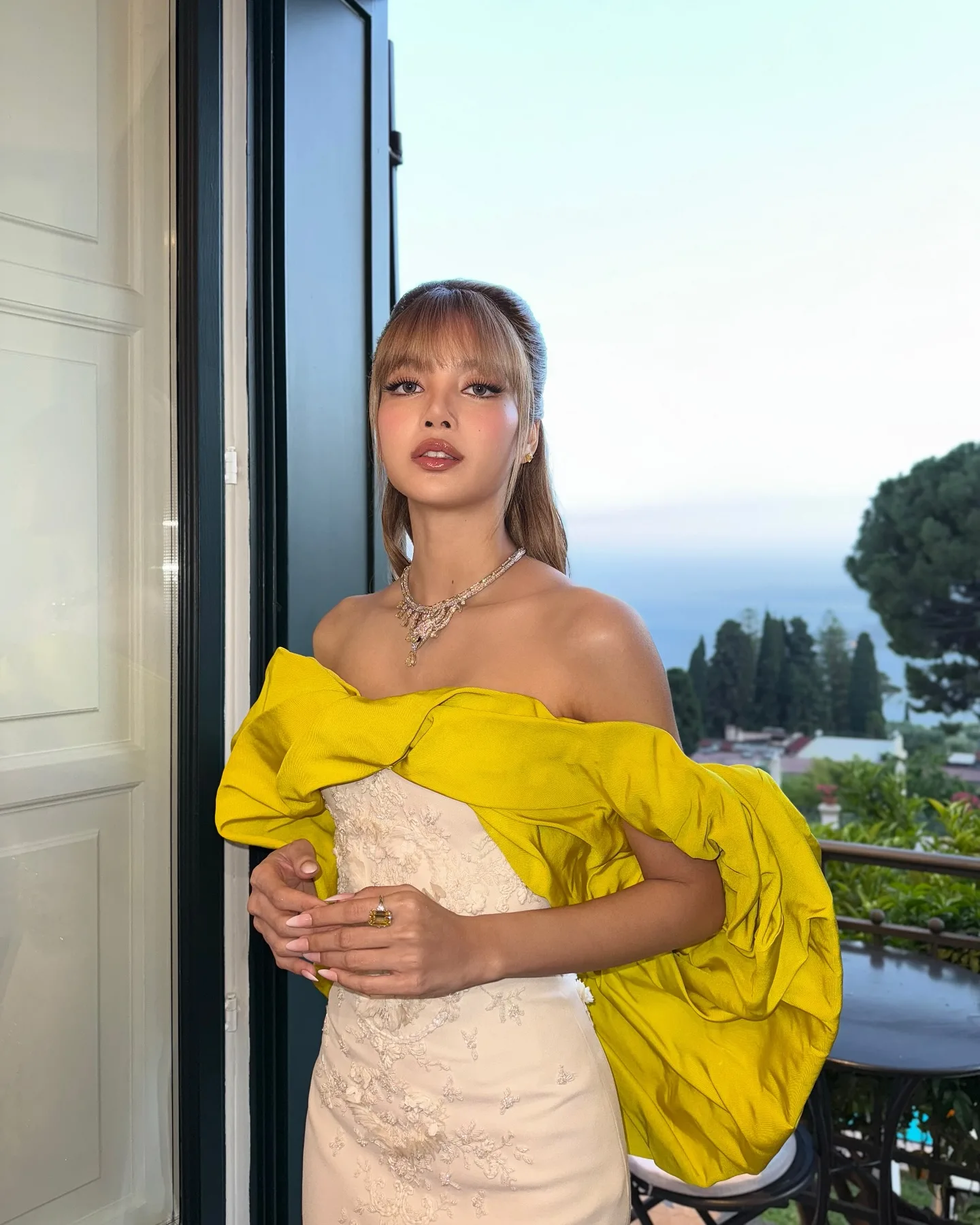 Lisa, do Blackpink, com belo vestido rosa - 2025 - 001