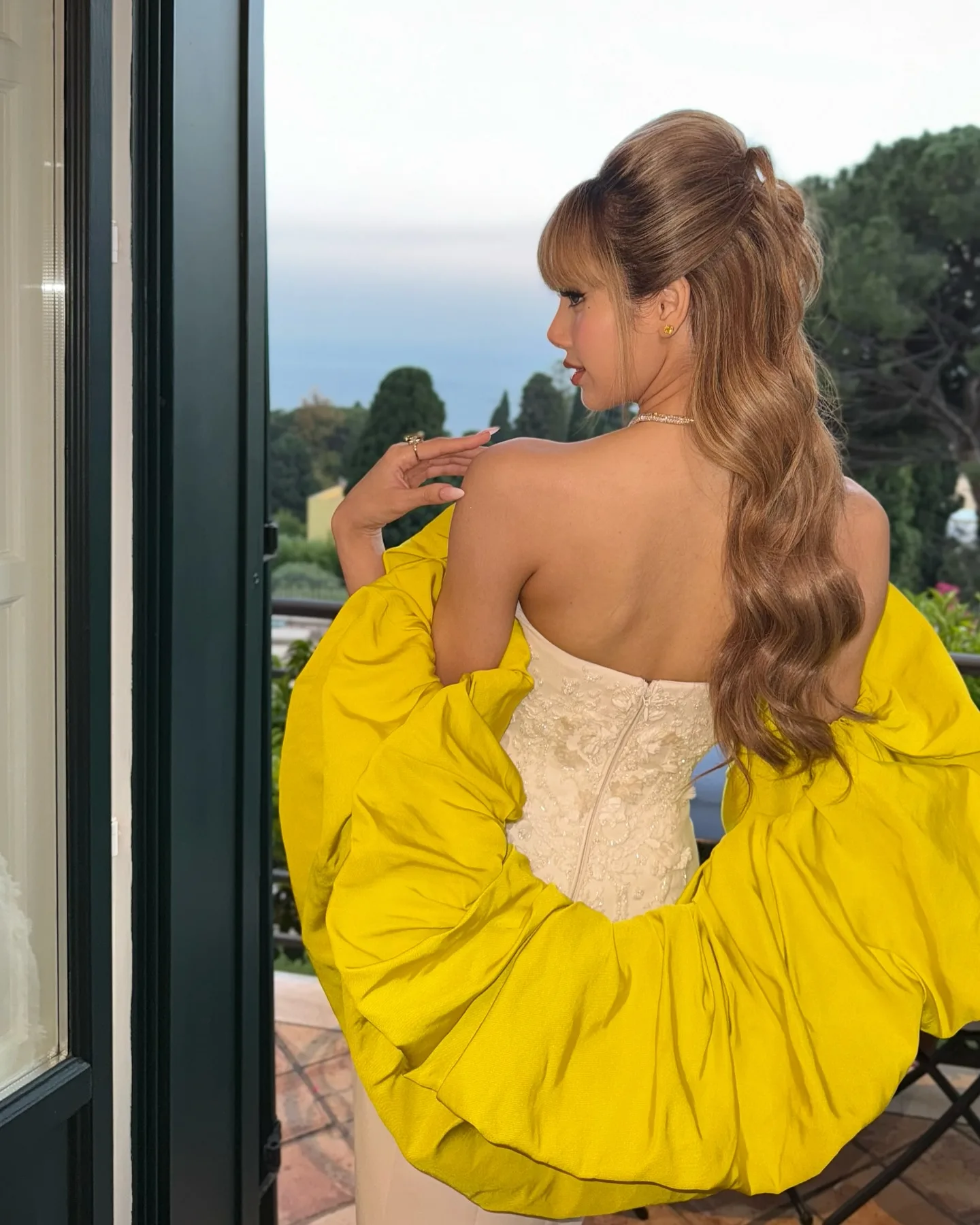 Lisa, do Blackpink, com belo vestido rosa - 2025 - 004