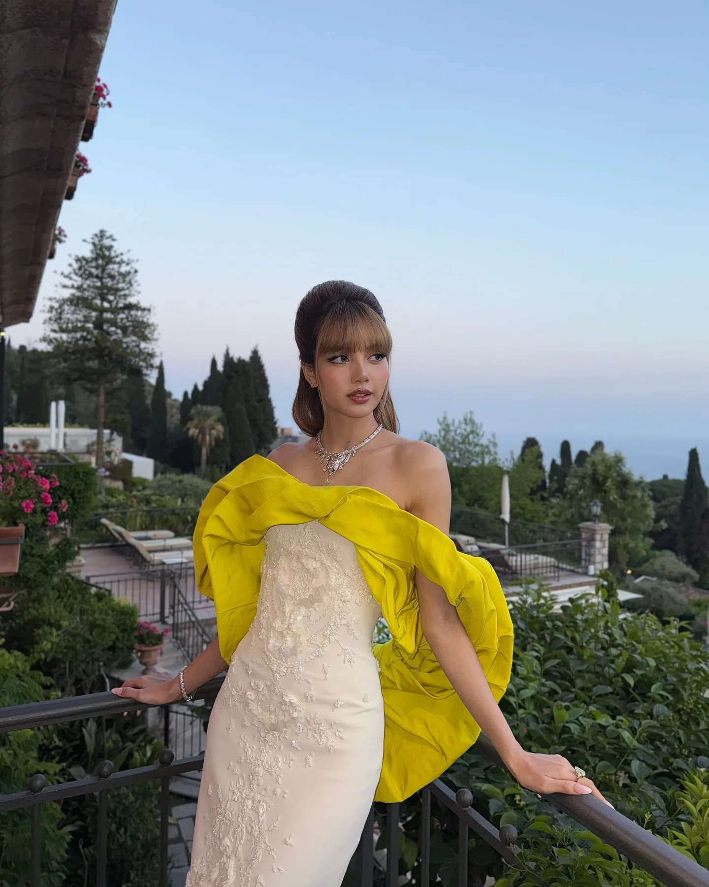 Lisa, do Blackpink, com belo vestido rosa - 2025 - 006