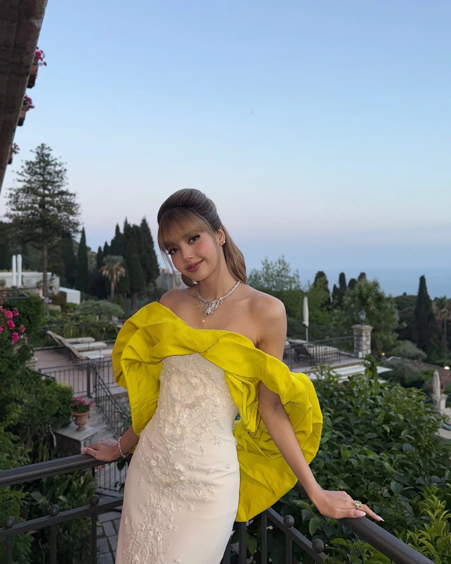 Lisa, do Blackpink, com belo vestido rosa - 2025 - 007