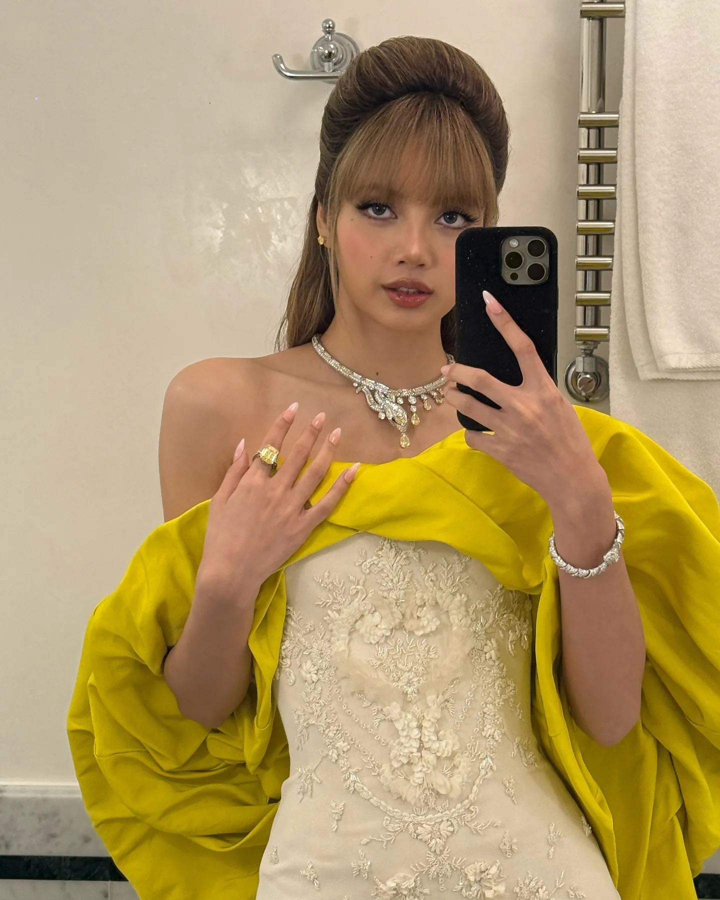 Lisa, do Blackpink, com belo vestido rosa - 2025 - 010