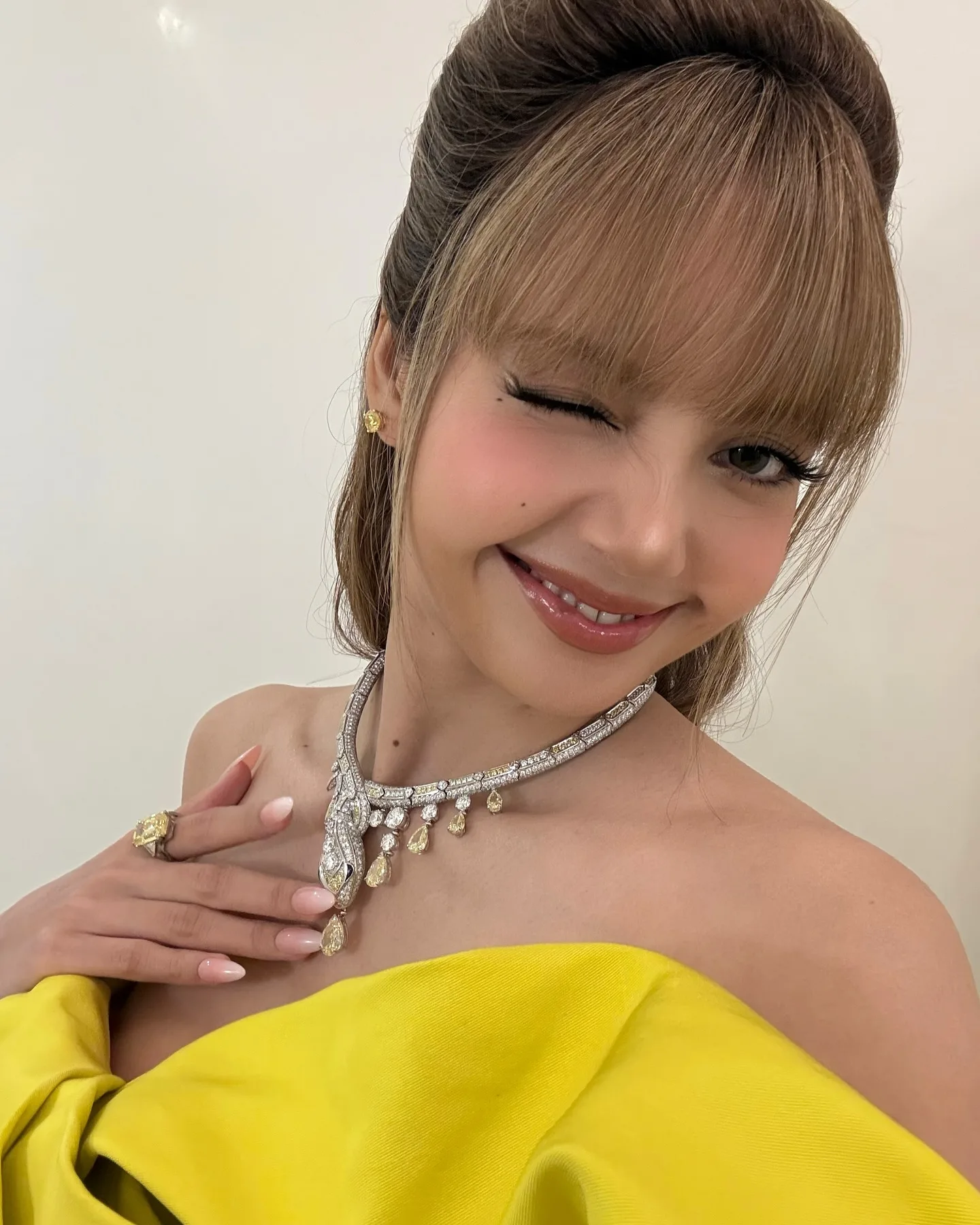 Lisa, do Blackpink, com belo vestido rosa - 2025 - 011