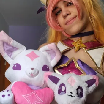 Ahri Guardiã Estelar, de League of Legends, neste belo cosplay da Ladyfoxdasgalaxias Ahri Star Guardian Cosplay - League of Legends - Lady Fox capa
