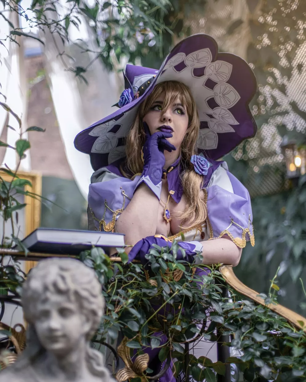 Belo cosplay da Lisa, de Genshin Impact, da RavenNoodle - 001