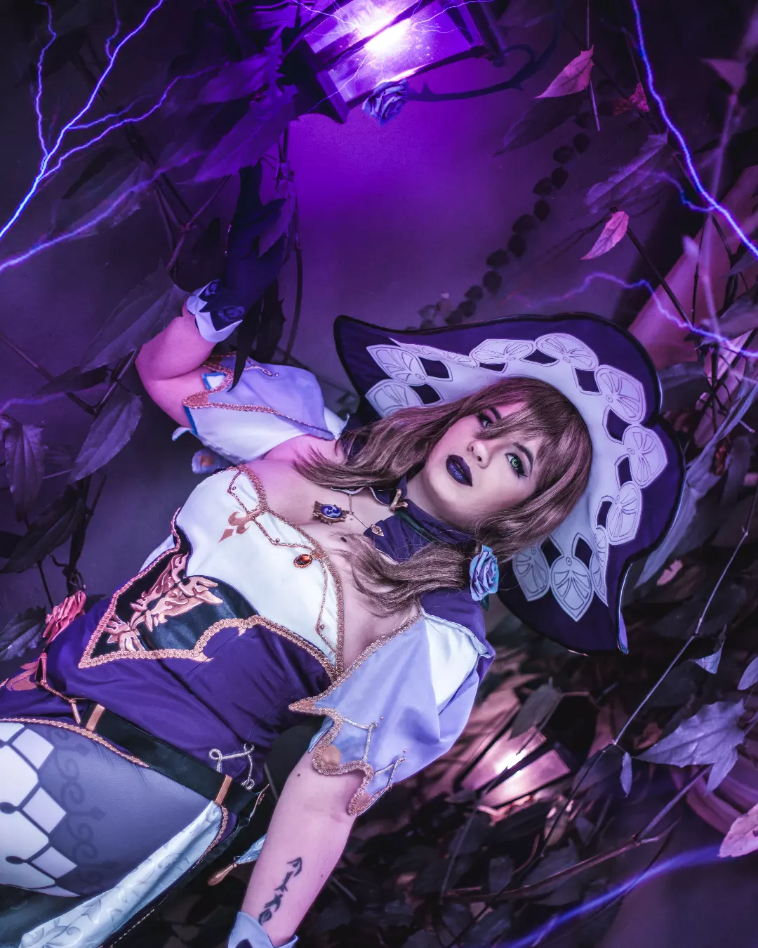 Belo cosplay da Lisa, de Genshin Impact, da RavenNoodle - 004