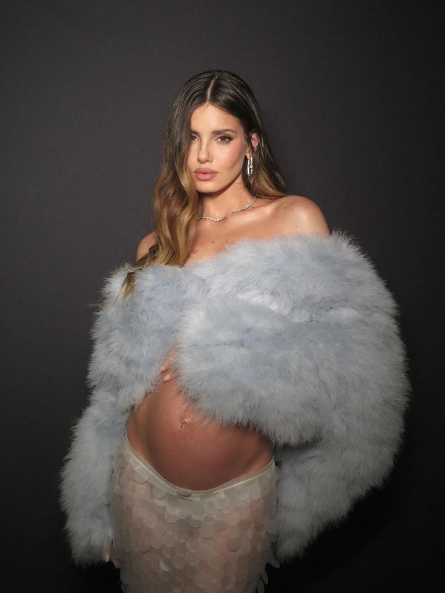 Camila Queiroz com lindo look com uma saia - Agosto 2025 (10)