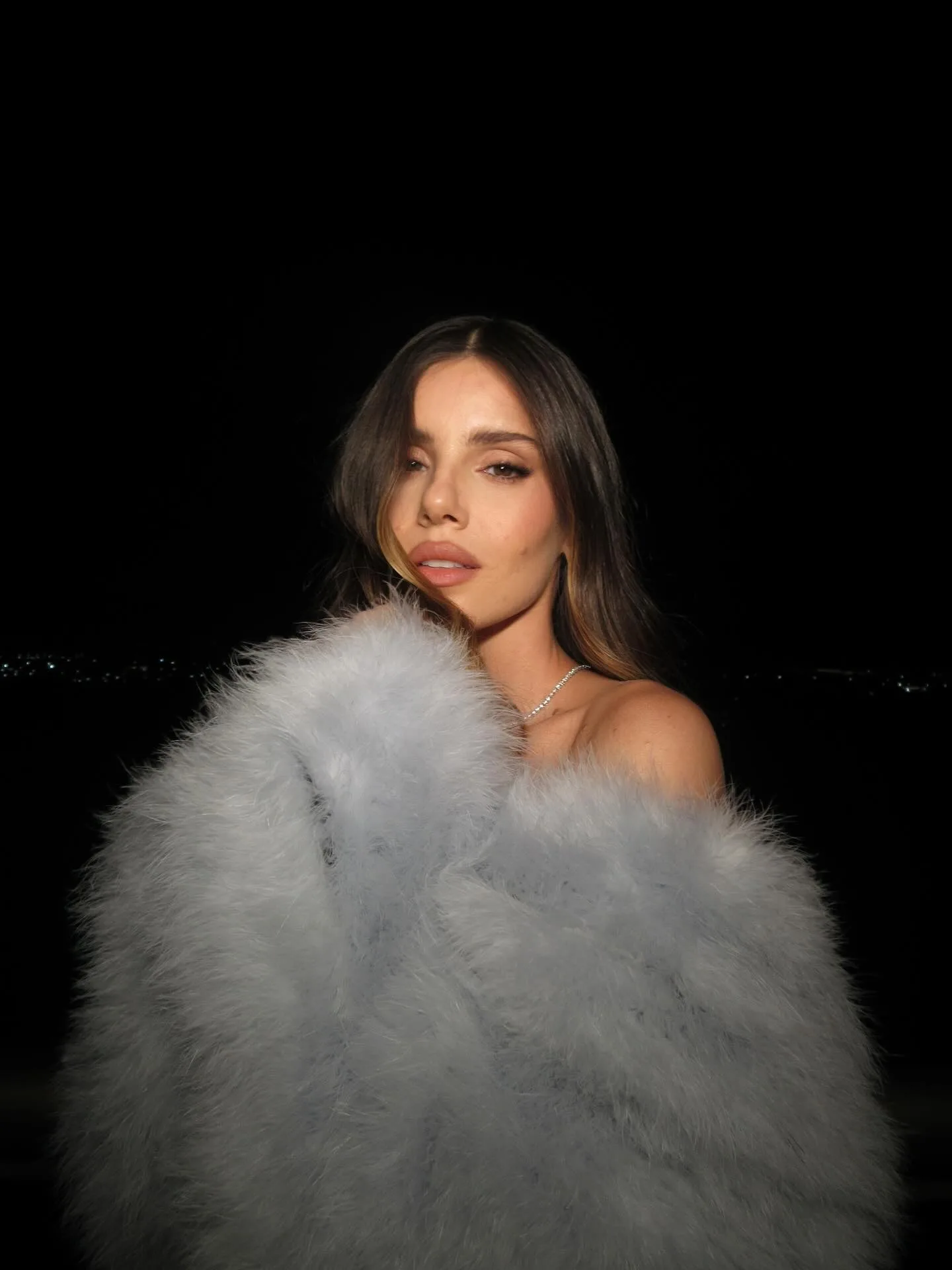 Camila Queiroz com lindo look com uma saia - Agosto 2025 (4)