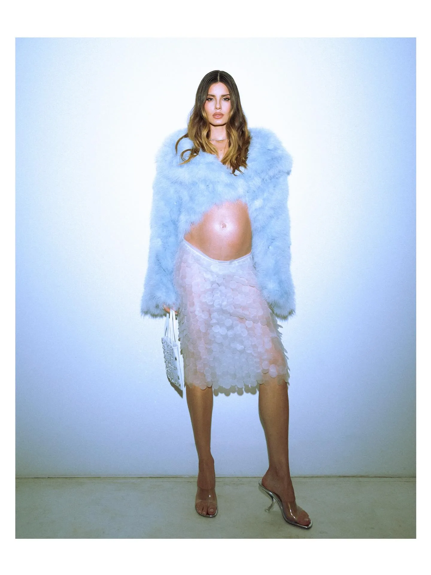 Camila Queiroz com lindo look com uma saia - Agosto 2025 (9)