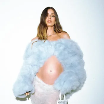 Camila-Queiroz-com-lindo-look-com-uma-saia-Agosto-2025-capa-002