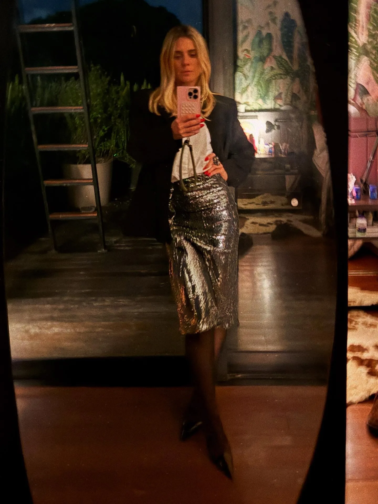 Com saia prateada, Carolina Dieckmann brilha em look moderno no aniversário de Bruna Marquezine 04