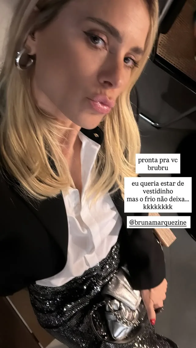 Com saia prateada, Carolina Dieckmann brilha em look moderno no aniversário de Bruna Marquezine 07