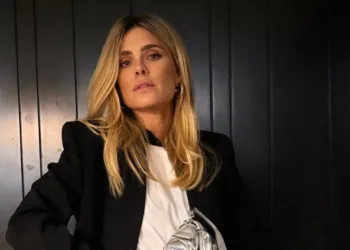 Com saia prateada, Carolina Dieckmann brilha em look moderno no aniversário de Bruna Marquezine - capa 01