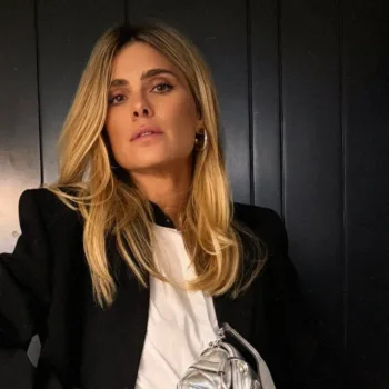 Com saia prateada, Carolina Dieckmann brilha em look moderno no aniversário de Bruna Marquezine - capa 01