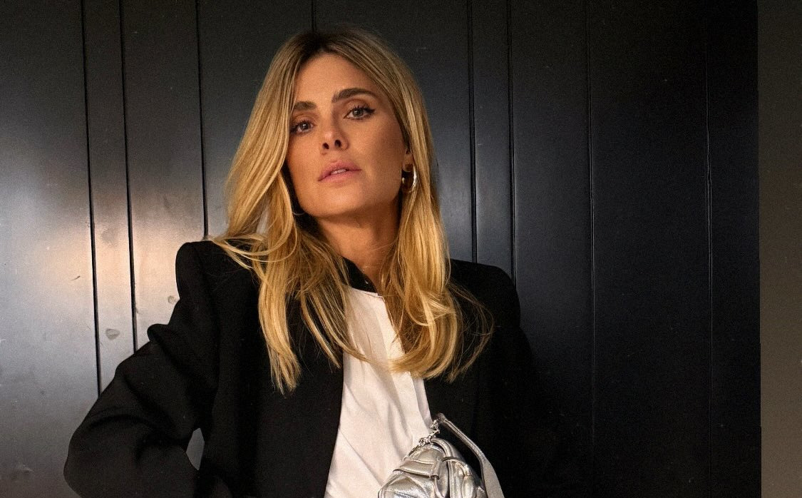 Com saia prateada, Carolina Dieckmann brilha em look moderno no aniversário de Bruna Marquezine Com saia prateada, Carolina Dieckmann brilha em look moderno no aniversário de Bruna Marquezine - capa 01